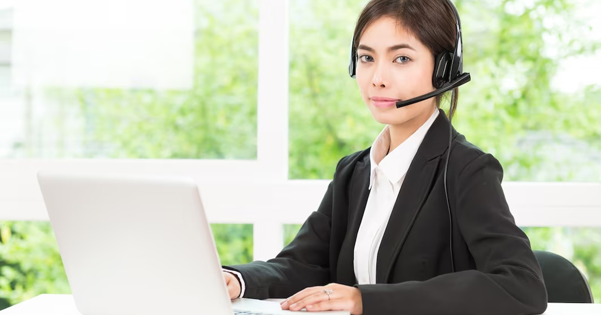 Hình ảnh đội ngũ hỗ trợ khách hàng chuyên nghiệp và biểu tượng bảo mật, thể hiện sự an toàn và tin cậy